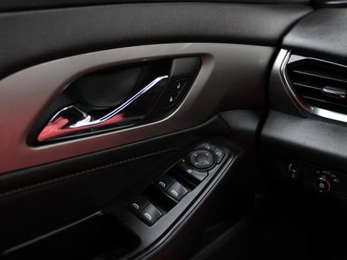 Used 2023 Chevrolet Traverse LT image 17