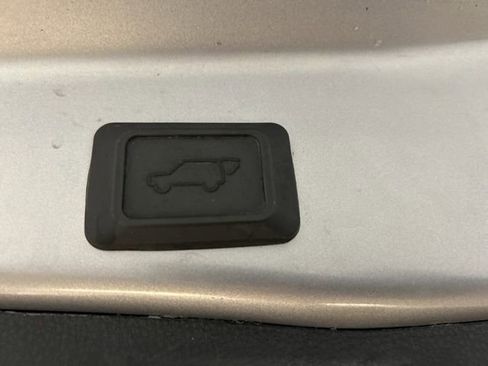 Used 2021 Toyota RAV4 XLE w/ Convenience Package image 19