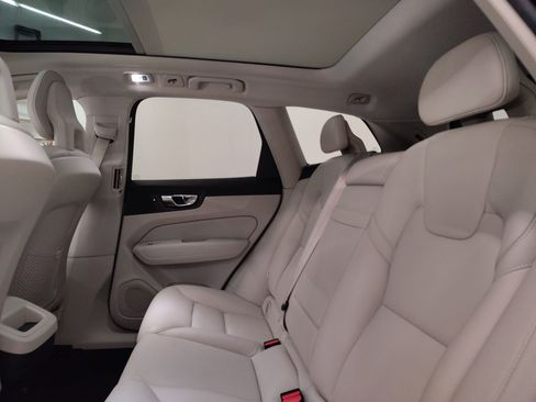 Used 2018 Volvo XC60 T5 Momentum w/ Vision Package image 26