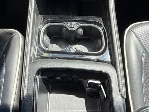 Used 2025 Chrysler Pacifica Limited FWD image 35