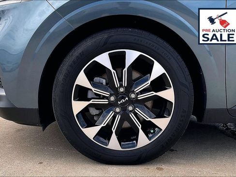 Used 2024 Kia Carnival EX FWD image 8