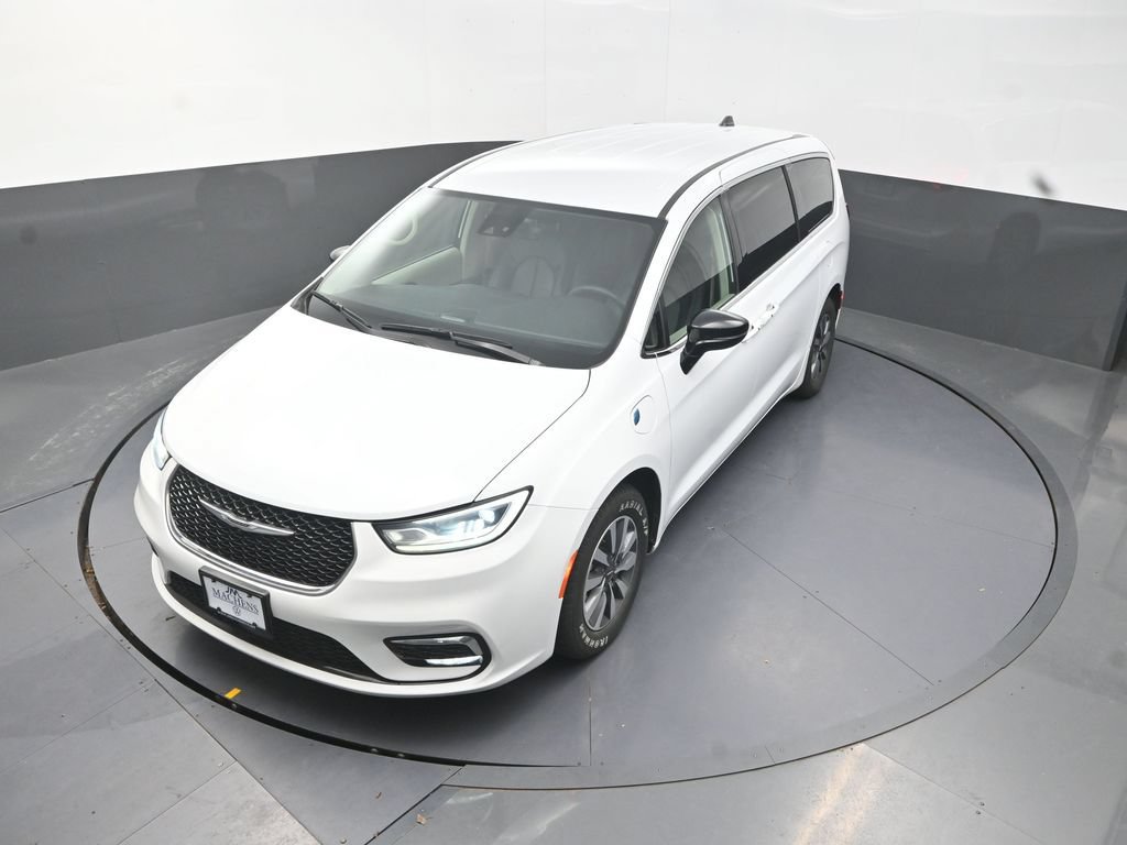 Used 2024 Chrysler Pacifica Limited FWD image 16