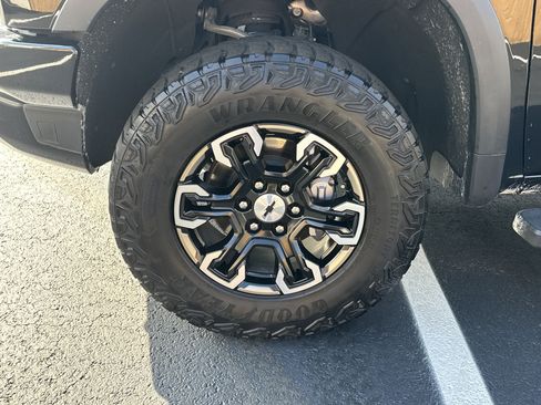 Used 2023 Chevrolet Silverado 1500 ZR2 w/ Technology Package image 11