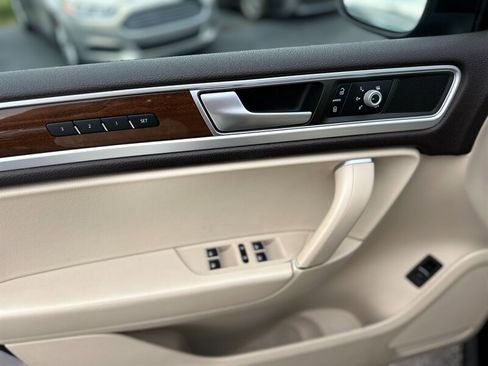 Used 2015 Volkswagen Touareg Sport image 37