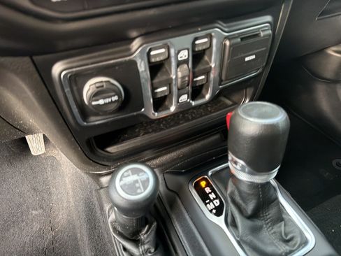 Used 2023 Jeep Wrangler Unlimited w/ Sun & Screen Package AWD/4WD image 17