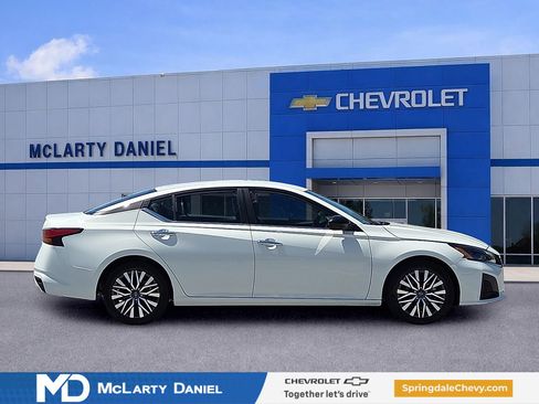 Used 2025 Nissan Altima 2.5 SV FWD image 6