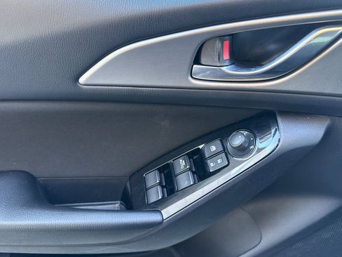 Used 2018 MAZDA MAZDA3 Sport image 12