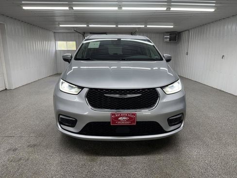 Used 2023 Chrysler Pacifica Touring-L FWD image 2