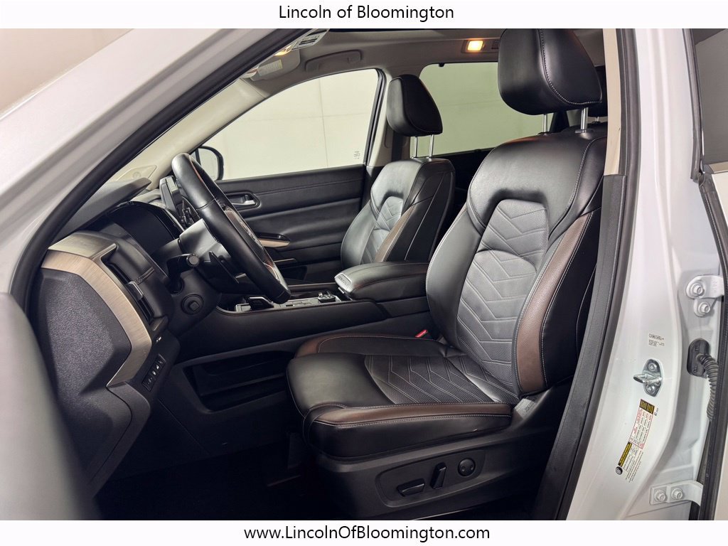 Used 2025 Nissan Pathfinder Platinum AWD/4WD image 16
