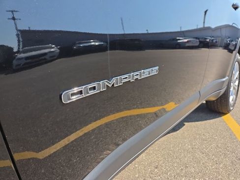 Used 2025 Jeep Compass Latitude w/ Sun & Sound Group image 39