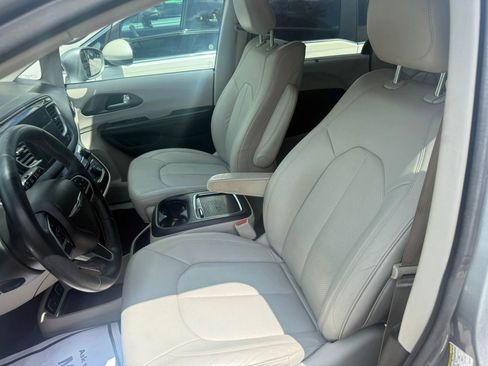 Used 2018 Chrysler Pacifica Touring-L Plus w/ Tire & Wheel Group FWD image 11
