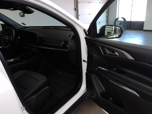 Used 2025 Chevrolet Traverse LT w/ Driver Confidence Package FWD image 15