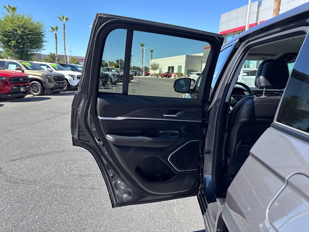 Used 2023 Jeep Grand Cherokee Limited AWD/4WD image 18