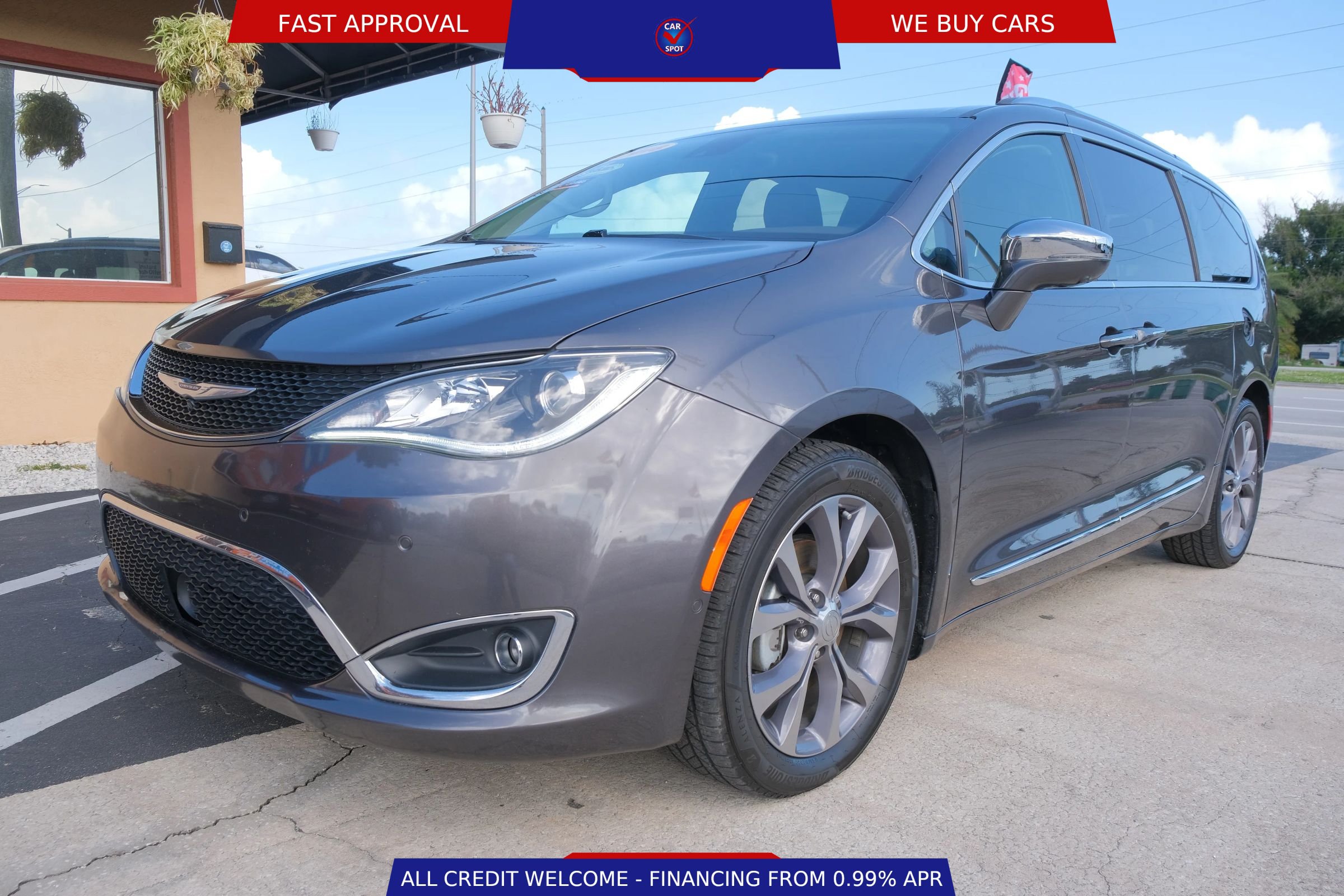 Used 2018 Chrysler Pacifica Limited w/ Tire & Wheel Group FWD image 1