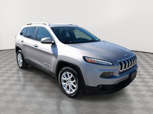 Used 2017 Jeep Cherokee Latitude w/ Cold Weather Group image 3