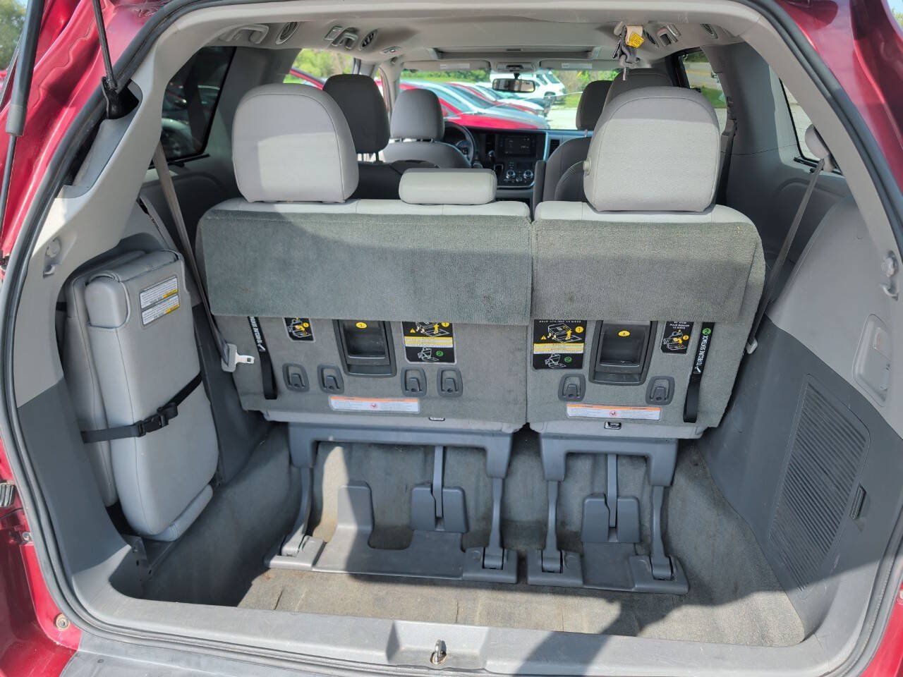 Used 2016 Toyota Sienna XLE w/ XLE Navigation Package FWD image 15
