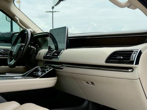 Used 2019 Lincoln Navigator Reserve AWD/4WD image 19