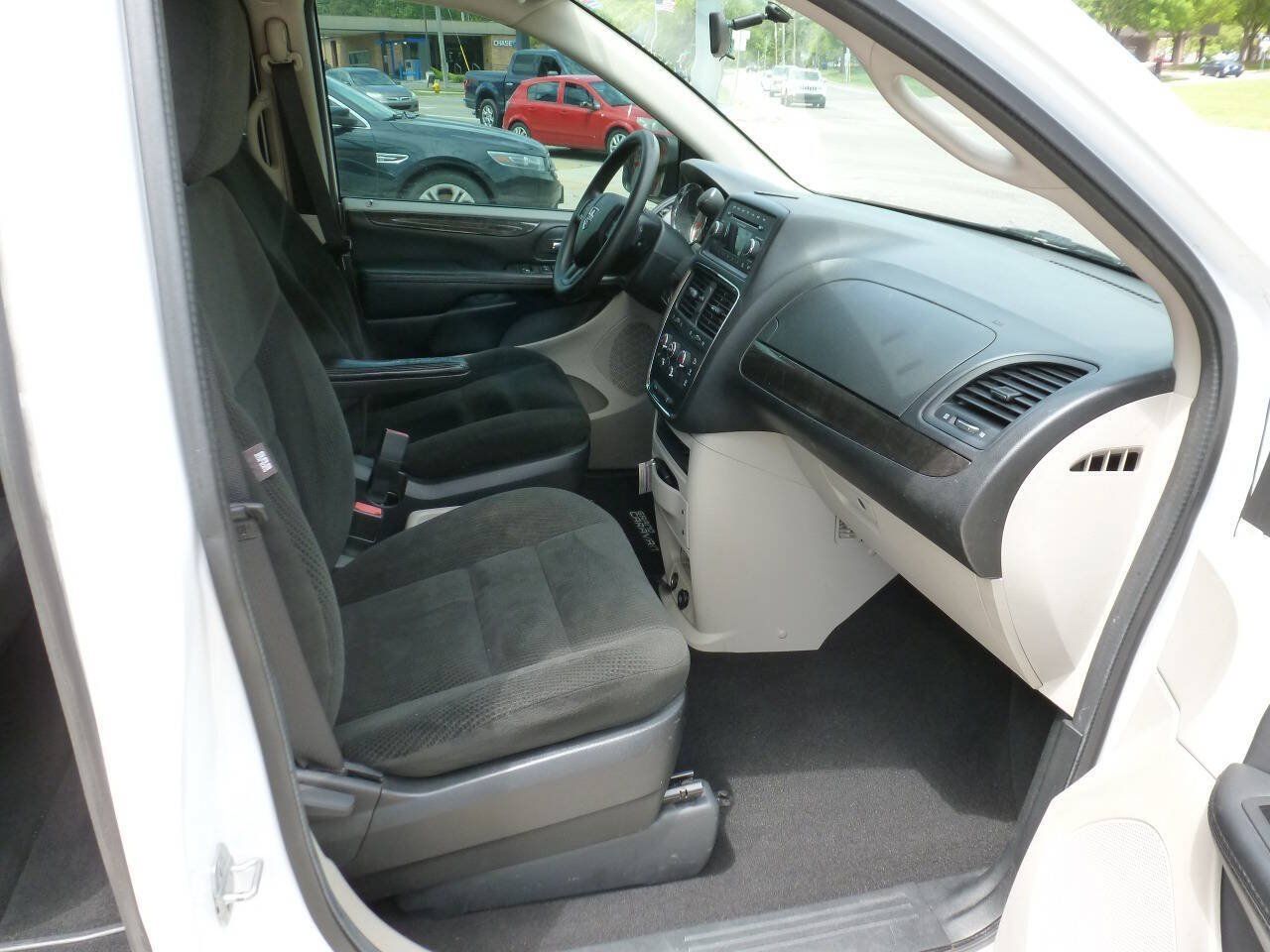 Used 2016 Dodge Grand Caravan SE w/ Quick Order Package 29E SE FWD image 11
