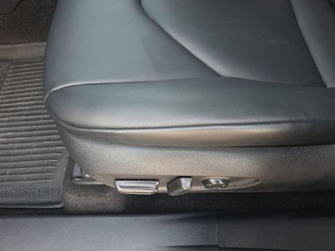 Used 2025 Toyota Highlander XLE AWD/4WD image 16