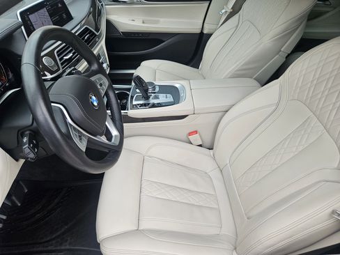 Used 2022 BMW 740i w/ Premium Package image 12