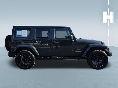 Used 2017 Jeep Wrangler Unlimited Sahara w/ Connectivity Group AWD/4WD image 3