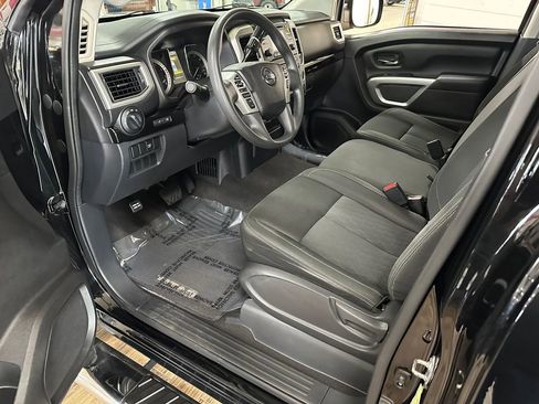 Used 2017 Nissan Titan SV image 9