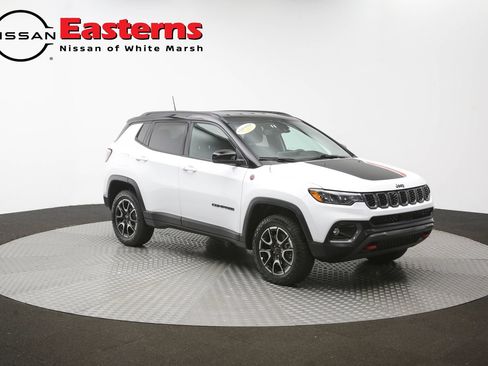 Used 2025 Jeep Compass Trailhawk w/ Trailer Tow Group AWD/4WD image 47