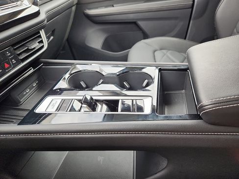Certified 2025 Volkswagen Atlas SE FWD image 20