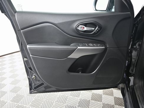 Used 2022 Jeep Cherokee Limited image 19