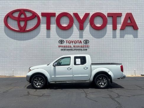 Used 2017 Nissan Frontier SL w/ Moonroof Package AWD/4WD image 4