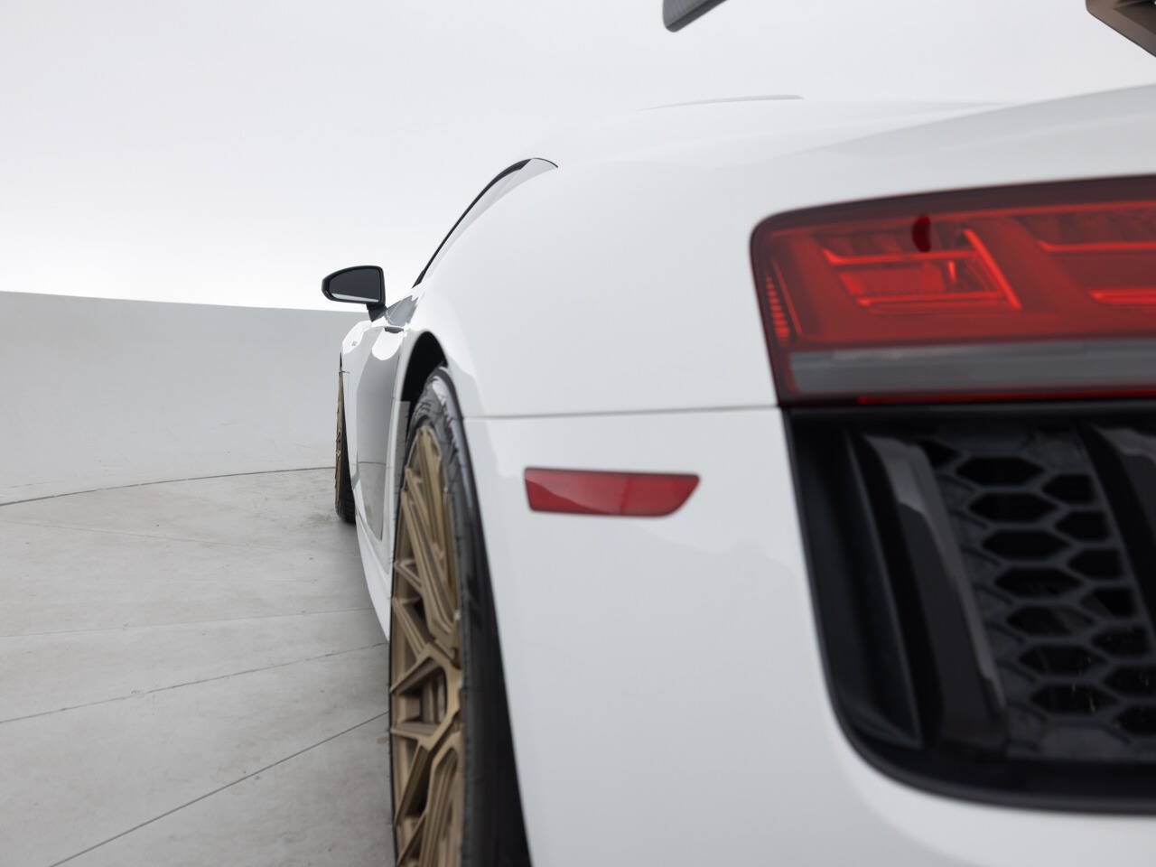 Used 2018 Audi R8 V10 w/ Premium Package RWD image 13