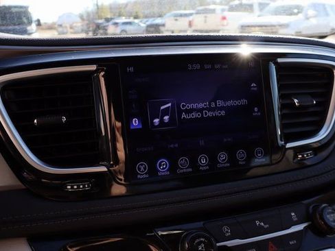 Used 2017 Chrysler Pacifica Limited image 19