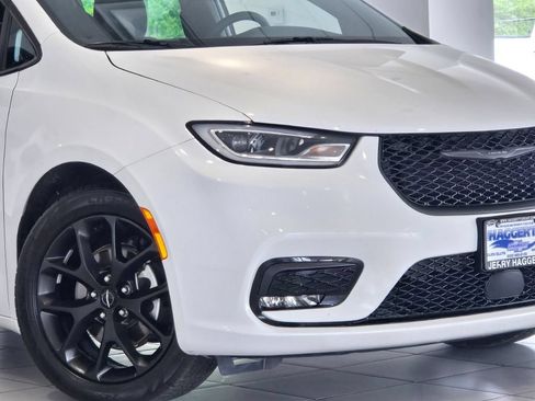 Used 2025 Chrysler Pacifica Limited FWD image 2