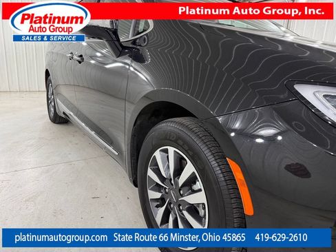 Used 2023 Chrysler Pacifica Limited FWD image 50