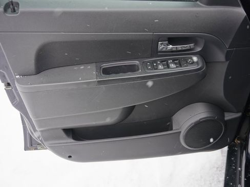 Used 2011 Jeep Liberty Sport image 8