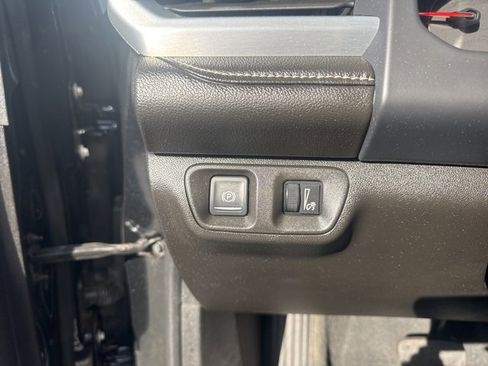 Used 2023 GMC Acadia SLT image 16