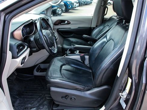 Used 2017 Chrysler Pacifica Touring-L Plus image 10