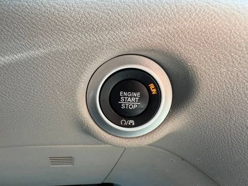 Used 2024 Chrysler Pacifica Touring-L FWD image 16