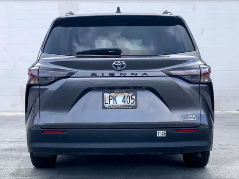 Used 2024 Toyota Sienna XLE FWD image 5