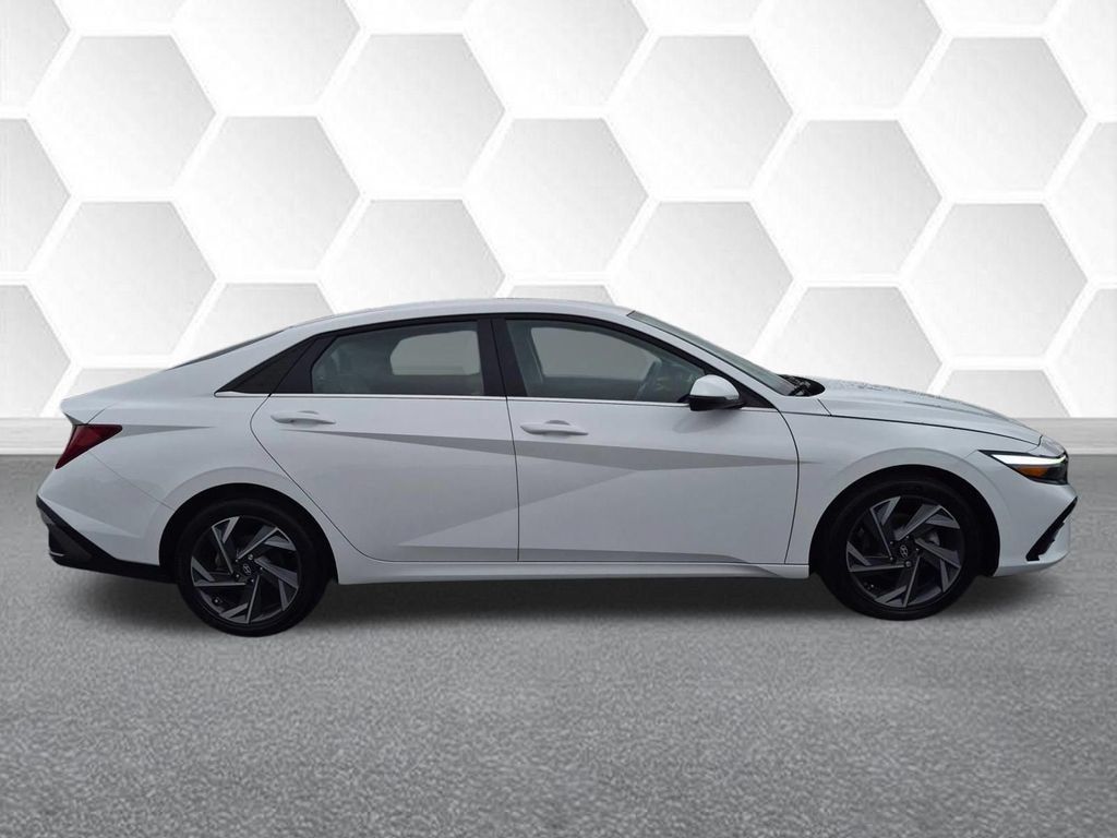 Used 2025 Hyundai Elantra Limited FWD image 2