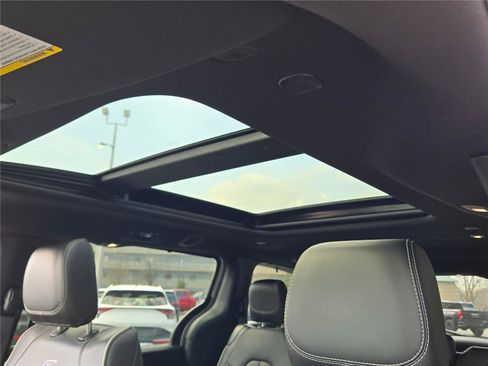 Used 2024 Chrysler Pacifica Limited w/ S Appearance Package image 20