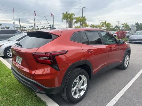 Used 2024 Chevrolet Trax LS w/ LS Convenience Package image 7