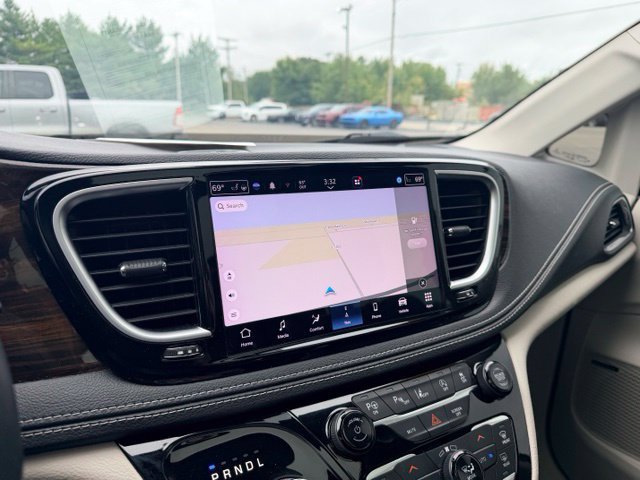 Used 2022 Chrysler Pacifica Limited w/ Uconnect Theater Family Group AWD/4WD image 37
