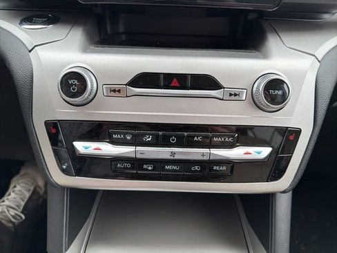 Used 2022 Ford Explorer XLT w/ Equipment Group 202A image 34