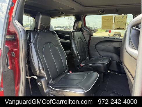 Used 2025 Chrysler Pacifica Limited FWD image 33