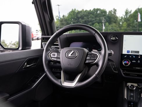 Used 2025 Lexus GX 550 w/ Accessory Package (2T) AWD/4WD image 37