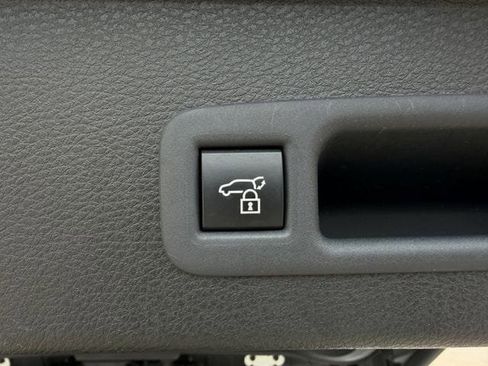 Used 2025 Toyota Sienna XLE image 33