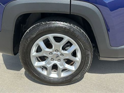 Used 2018 Jeep Renegade Latitude w/ Popular Equipment Group image 16