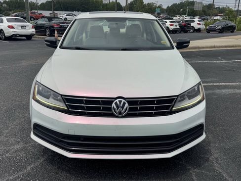 Used 2018 Volkswagen Jetta SE FWD image 2