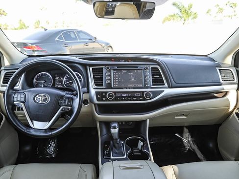 Used 2018 Toyota Highlander XLE FWD image 12
